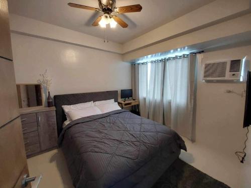 1 dormitorio con 1 cama y ventilador de techo en Cebu 1 bed Luxury Condo with high speed Internet en Cebú