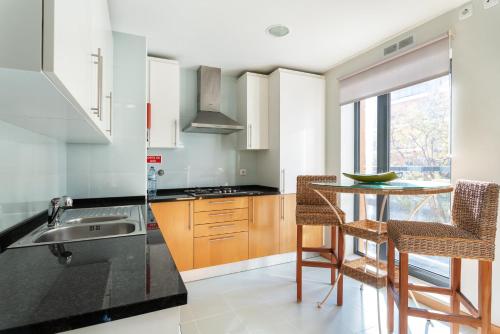 Η κουζίνα ή μικρή κουζίνα στο Privilege Apartment Ciboulette with Rooftop Pool, Village Marina - Olhão