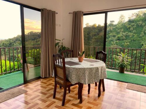 d'une salle à manger avec une table et des chaises sur un balcon. dans l'établissement Lola's Loft, à Grecia