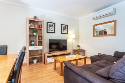 Μια τηλεόραση ή/και κέντρο ψυχαγωγίας στο Privilege Apartment Ciboulette with Rooftop Pool, Village Marina - Olhão