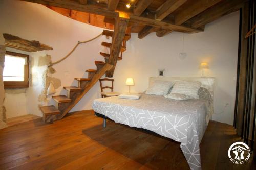 1 dormitorio con 1 cama y escalera de caracol en Moulin de Salles en Mas-dʼAuvignon