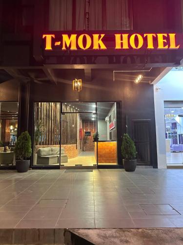 a t max hotel with a sign on the building w obiekcie T-MOK Hotel w mieście Sepang