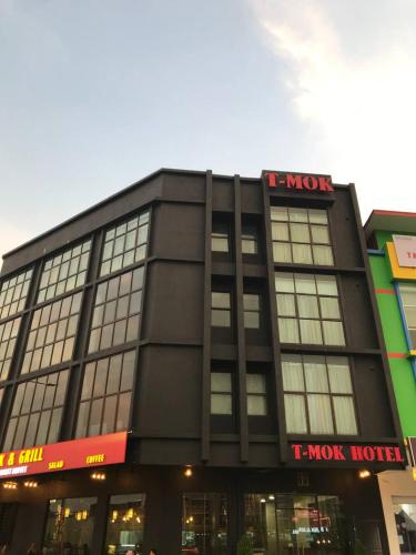 un grande edificio nero con un t max hotel di T-MOK Hotel a Sepang