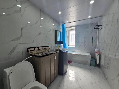 een badkamer met een toilet, een wastafel en een bad bij Etuga Guesthouse, Close to Sukhbaatar Square in Ulaanbaatar