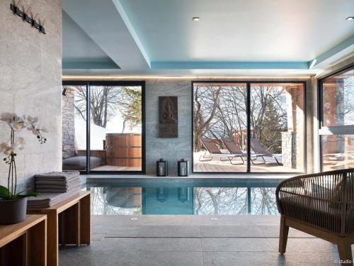 Grand chalet avec piscine intérieure, spa et salle de jeux - FR-1-686-31