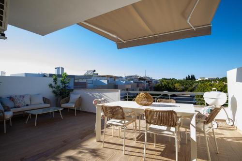 a patio with a table and chairs on a balcony at RMR Charme & Vistas @ T3 Duplex in Tavira