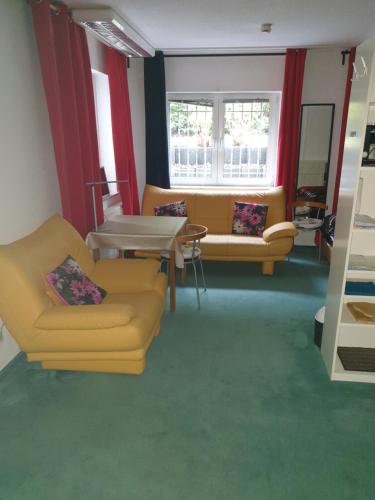 een woonkamer met gele stoelen en een tafel bij 4you in Berlijn