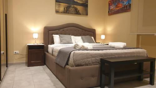 um quarto com uma cama com duas toalhas em Suite Tuscolana em Roma