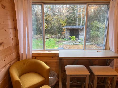 ein Fenster in einem Zimmer mit einem Schreibtisch und einem Stuhl in der Unterkunft EcoCottage Private Hot Tub in Union