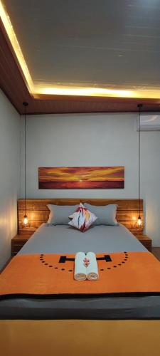 1 dormitorio con 1 cama con 2 toallas en Lala Guest House, en Bubunan