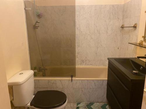 une salle de bain avec toilettes, lavabo et baignoire dans l'établissement Residence du tanit, à Antibes