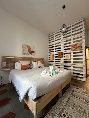 1 dormitorio con 1 cama grande con sábanas blancas en Leonardo da Vinci - Casa Babette en Florence