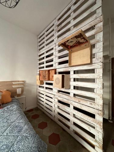 1 dormitorio con una pared de persianas de madera en Leonardo da Vinci - Casa Babette en Florence
