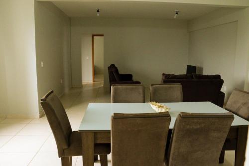 a dining room with a table and chairs at Ed Bella Italia in Toledo