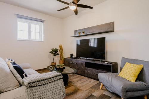 uma sala de estar com um sofá e uma televisão em LA88 Bayview Rooms em Sliema