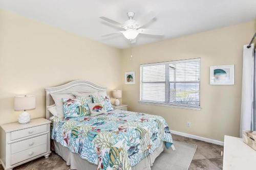 - une chambre avec un lit et un ventilateur de plafond dans l'établissement Baywatch D4, à Gulf Breeze