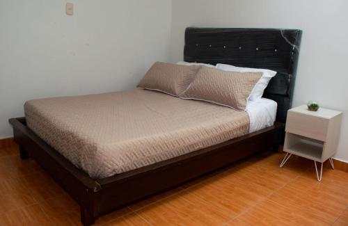 シルカシアにあるCasa Montaukのベッド(黒いヘッドボード付)、ナイトスタンド