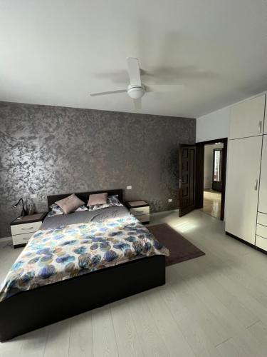 Ένα ή περισσότερα κρεβάτια σε δωμάτιο στο Un apartament deosebit, aerisit, ultracentral.