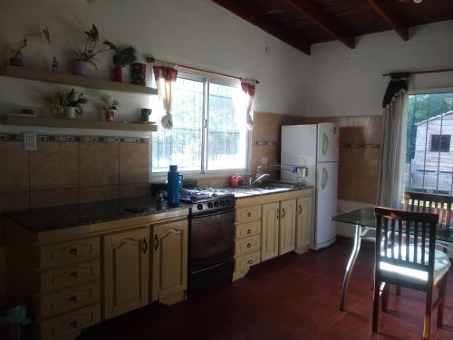 eine Küche mit einer Spüle und einem Herd Top-Backofen in der Unterkunft Casaquinta La Maju En La Reja! in La Reja