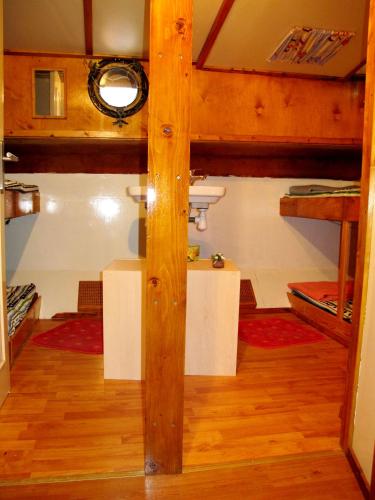 Zimmer mit 2 Etagenbetten und Holzböden in der Unterkunft Spes Mea in Groningen