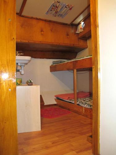 格羅寧根的住宿－Spes Mea，一间带两张双层床和盥洗盆的浴室