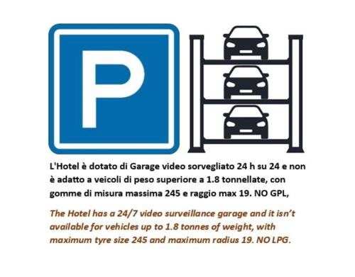 una señal para un estacionamiento con coches en un estante en Hotel Mirage Sure Hotel Collection by Best Western, en Milán