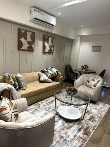 een woonkamer met 2 banken en een tafel bij Luxurious Apartment in Accra