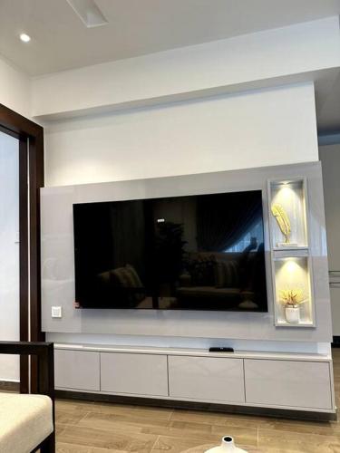 een woonkamer met een grote flatscreen-tv bij Luxurious Apartment in Accra