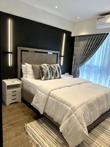 een slaapkamer met een groot bed en een raam bij Luxurious Apartment in Accra