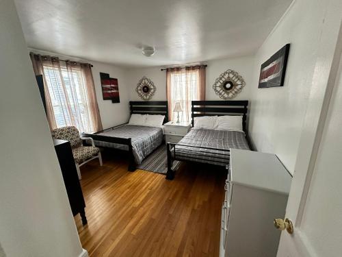 mały pokój z 2 łóżkami i krzesłem w obiekcie Farmhouse 2 bedrooms apartment w mieście Lynn