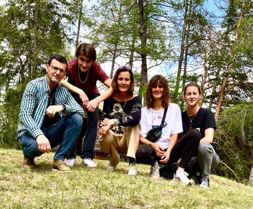 a group of people sitting in the grass at Appart Gfall in Ried im Oberinntal