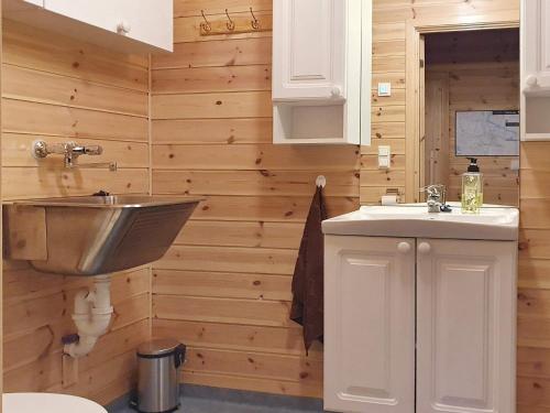 Tjørhom的住宿－Holiday home Tjørhom，一间带水槽和卫生间的浴室