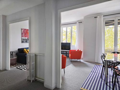 a living room with a couch and a table at L'Idrac, Appartements en Hyper centre in Toulouse