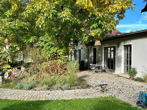 Cette maison blanche dispose d'une terrasse. dans l'établissement Landlust - Landhaus mit Garten, à Bergholz
