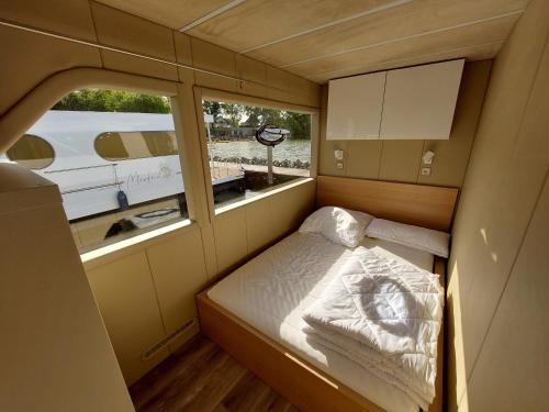 Kleines Zimmer mit einem Bett und einem Fenster in der Unterkunft Floating 33 - LEA SOPHIE in Marienfelde