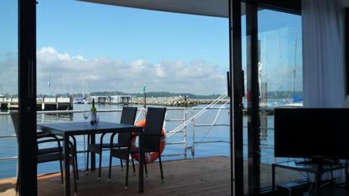 Galeriebild der Unterkunft Hausboot Floating 44 in Laboe - Boot 3 in Laboe