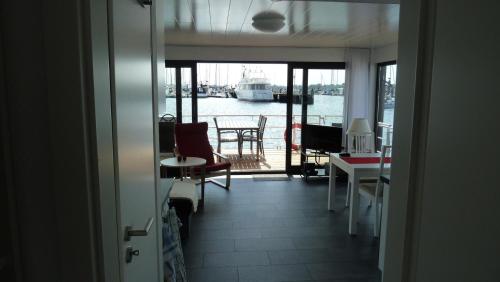sala de estar con vistas al agua en Hausboot Floating 44 in Laboe - Boot 3 en Laboe