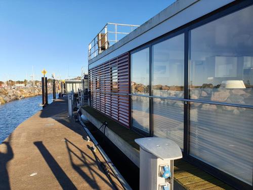 Galeriebild der Unterkunft Hausboot Floating 44 in Laboe - Boot 3 in Laboe