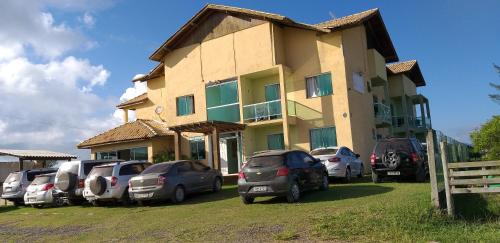 巴哈其伊比拉凱拉的住宿－Pousada dos Reis，前面有汽车停放的建筑