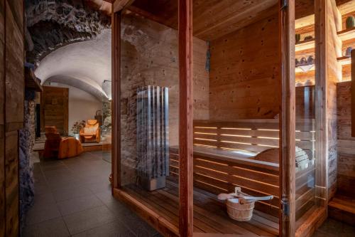 een houten kamer met een bed in een gebouw bij Au coeur du village Chambes d'hôtes & SPA in Arnad
