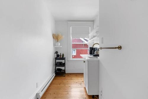 cocina con nevera blanca y ventana en Studio 7 ~ 1 BDRM w/ Private Bath & Living Room en Moncton