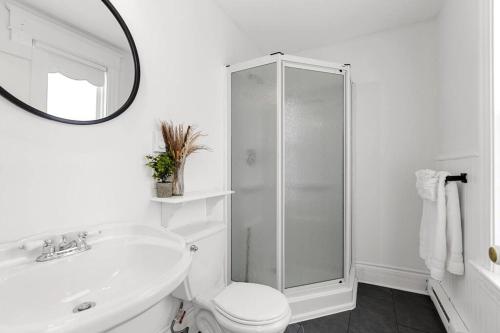 baño blanco con ducha y lavamanos en Studio 7 ~ 1 BDRM w/ Private Bath & Living Room, en Moncton
