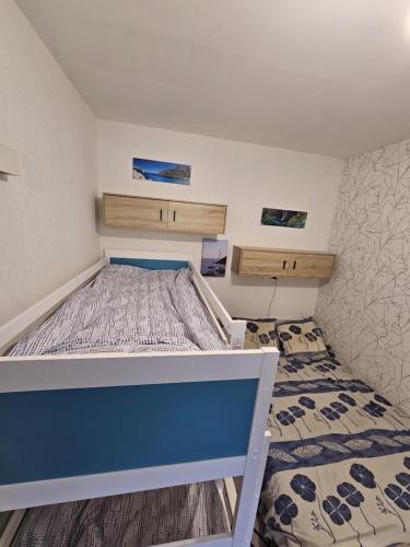 Cette petite chambre comprend un lit avec un cadre bleu. dans l'établissement Au BleuRivage, à Ensuès-la-Redonne