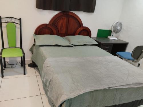 ein Schlafzimmer mit einem großen Bett und einem Stuhl in der Unterkunft HC V Nova in Belo Horizonte