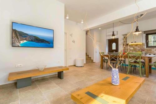 Televízia a/alebo spoločenská miestnosť v ubytovaní Astarte Villas - Petra Elia Private Villa with Pool