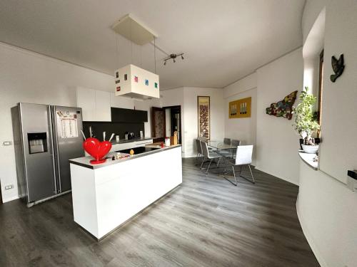 阿齊·卡斯特羅的住宿－Diego's House，厨房配有冰箱和台面