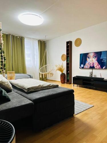 Schlafzimmer mit einem Bett und einem Flachbild-TV in der Unterkunft Mülheim an der Ruhr innenstadt in Mülheim an der Ruhr