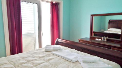 een slaapkamer met een groot bed en een spiegel bij 3 bedrooms apartement with sea view furnished terrace and wifi at Omis in Omiš