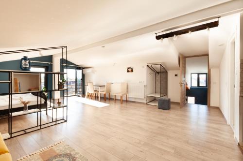 庫塔伊西的住宿－Hostel StepIn，公寓设有客厅和用餐室。