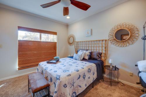 Schlafzimmer mit einem Bett und einem Deckenventilator in der Unterkunft Pottsboro Vacation Rental - Walk to Lake Texoma! in Pottsboro